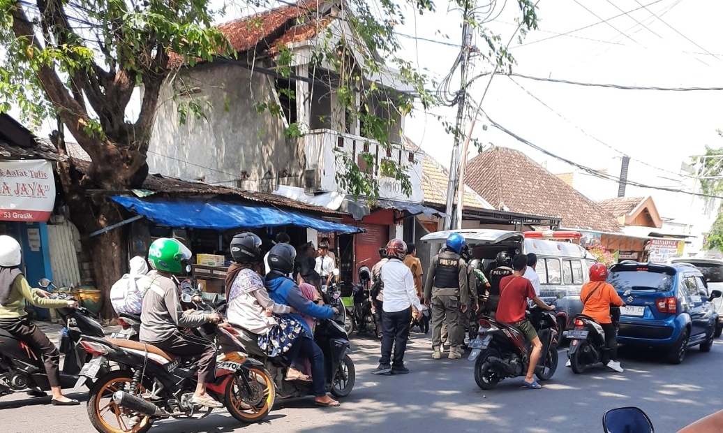 Petugas gabungan Dinsos Gresik didampingi Puskesmas dan Satpol PP saat mengamankan ODGJ di Jalan Pahlawan.