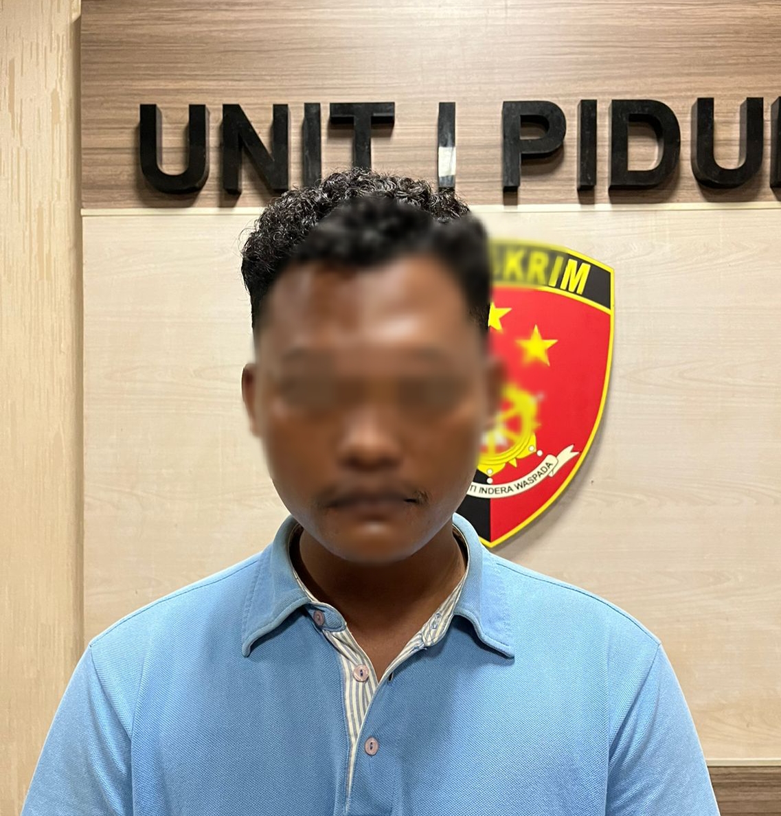 DIAMANAKAN: Tersangka Ilham Bagus Cahyono Santoso alias Celeng sempat jadi DPO sudah diamankan di Mapolres Gresik usai diserahkan pihak keluarganya.