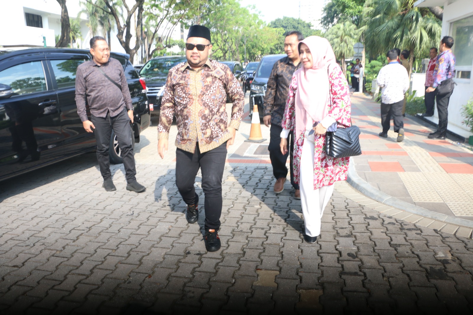 BANGGA: Bupati Gresik Fandi Akhmad Yani ditemani Kepala Dinas Komunikasi dan Informatika Kabupaten Gresik, Ninik Asrukin saat akan menerima penghargaan kategori Indeks SPBE Tertinggi.