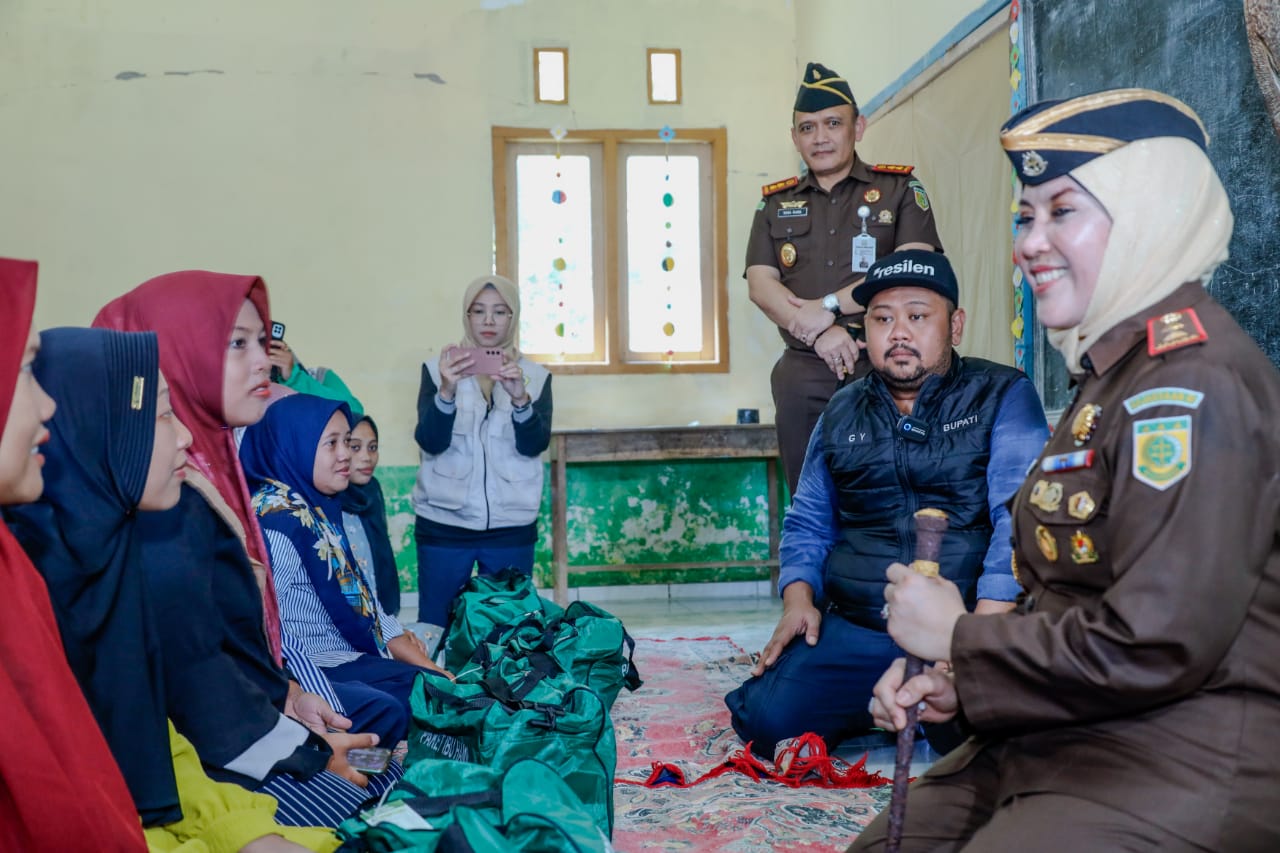Bupati Gresik Fandi Akhmad Yani mendampingi Kepala Kejaksaan Tinggi Jawa Timur Mia Amiati memberikan bantuan sosial.