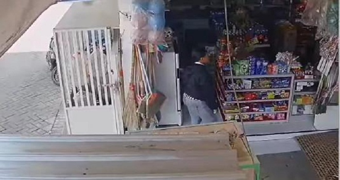 TEREKAM CCTV: Seorang wanita terekam CCTV mengambil uang dan ATM di toko agen perbankan di Desa Wadeng, Kecamatan Sidayu.