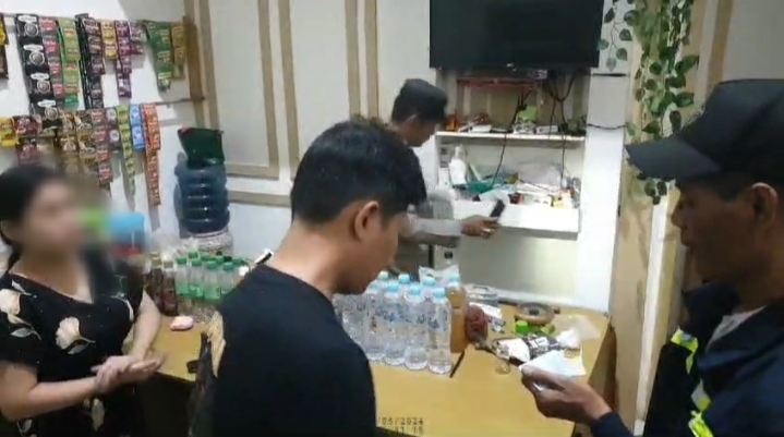 RAZIA MIRAS: Anggota Polsek Manyar merazia dan mengamankan puluhan miras jenis arak&nbsp; di sebuah warung kopi di Jalan Swan Lake Perumahan Pondok Permata Suci (PPS), Desa Suci, Kecamatan Manyar.