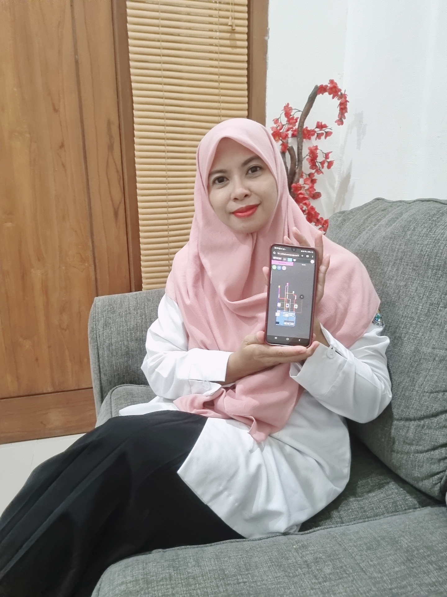 Naili Mahbubatin, Guru SMA Negeri 1 Kebomas.