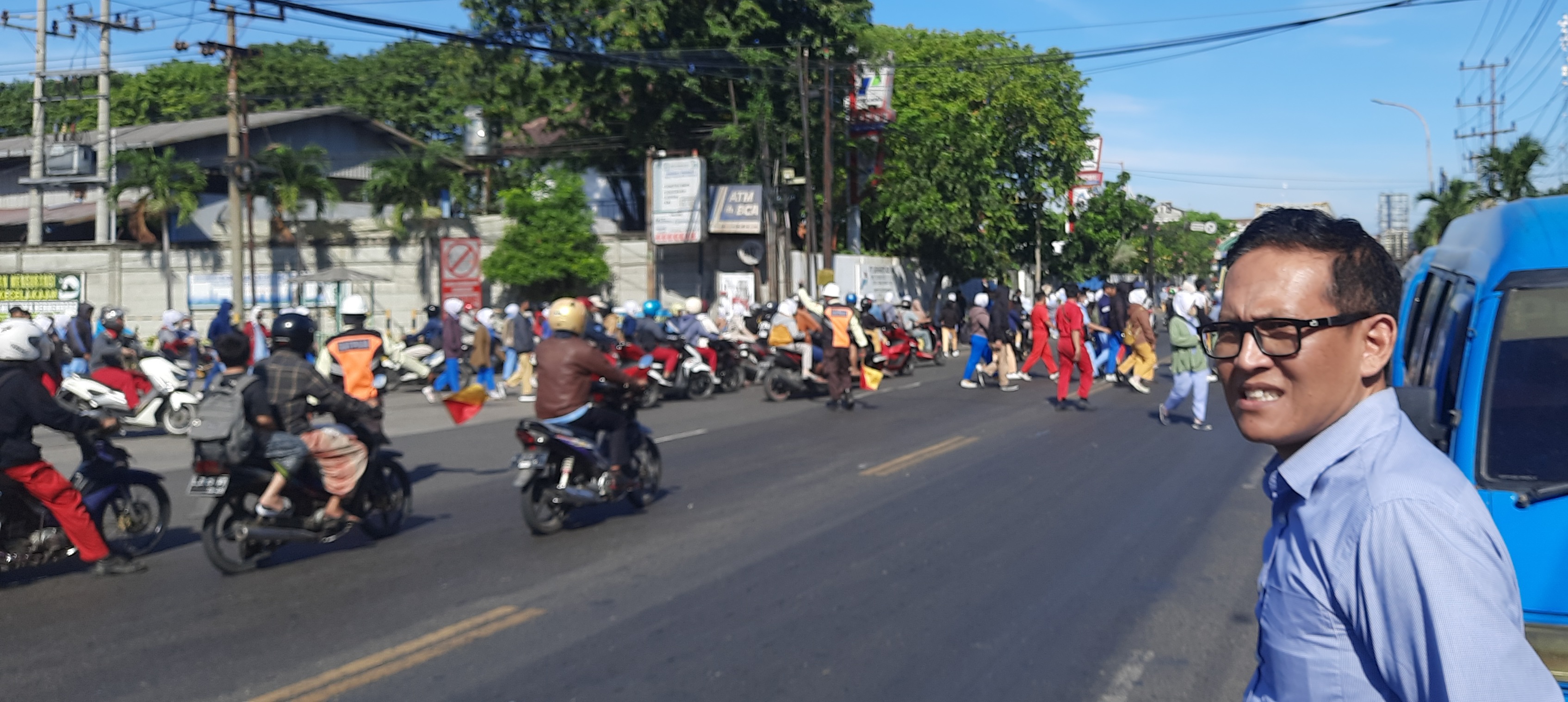 Anggota Komisi III DPRD Gresik Abdullah Hamdi saat memantau kondisi kemacetan yang terjadi di depan Pabrik Mie Sedap.