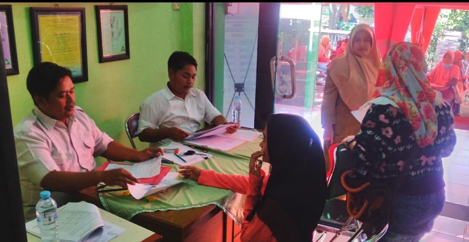 Para siswa saat melakukan verifikasi sertifikat prestasi untuk mendaftar PPDB di Dispendik Gresik.