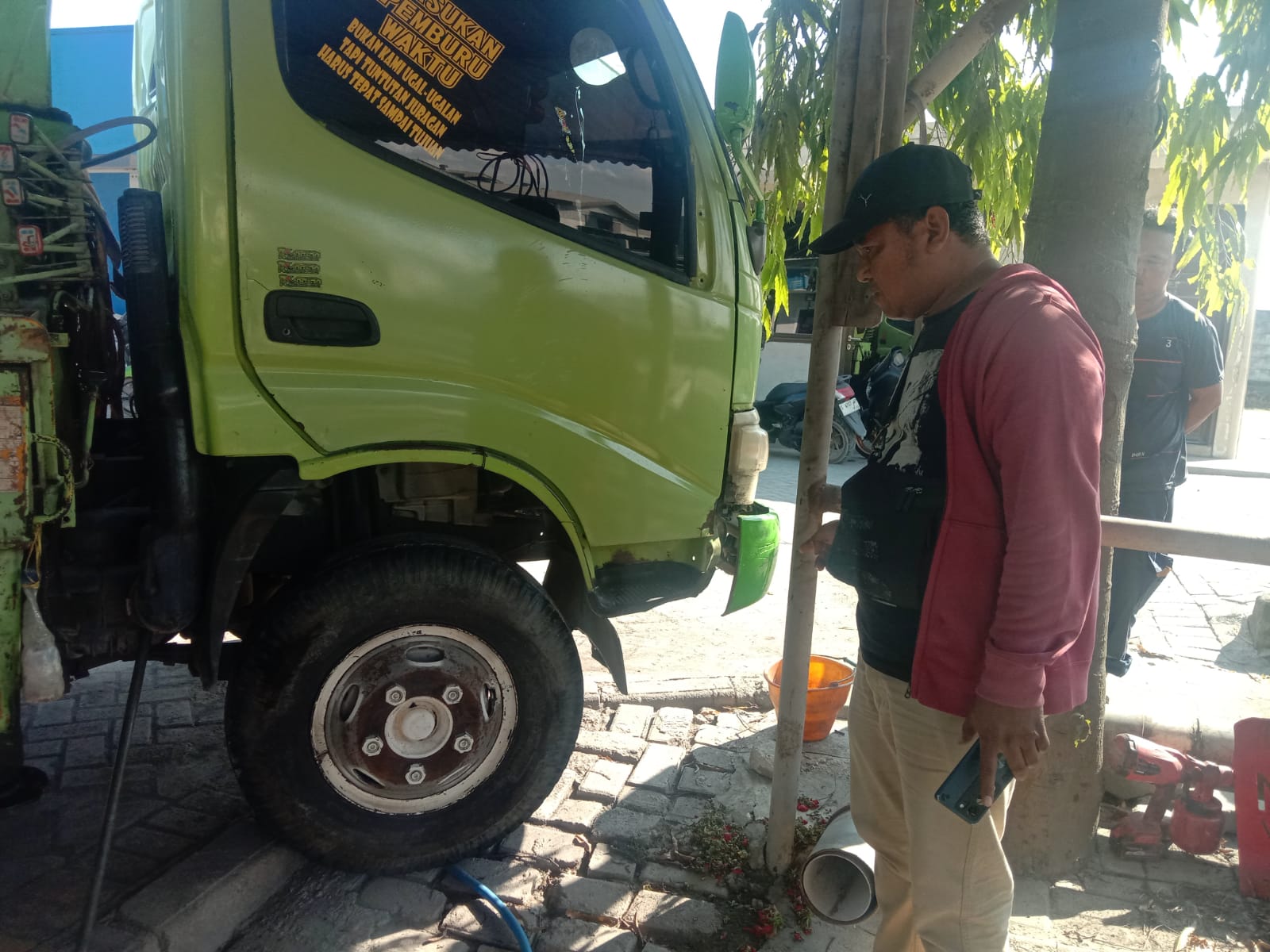 TERGENCET: Buruh pabrik di PT. Nusantara Beton Desa Sumput, Kecamatan Driyorejo tewas tergencet truk dia rea perusahaan di PT Nusantara Beton Desa Sumput, Kecamatan Driyorejo.