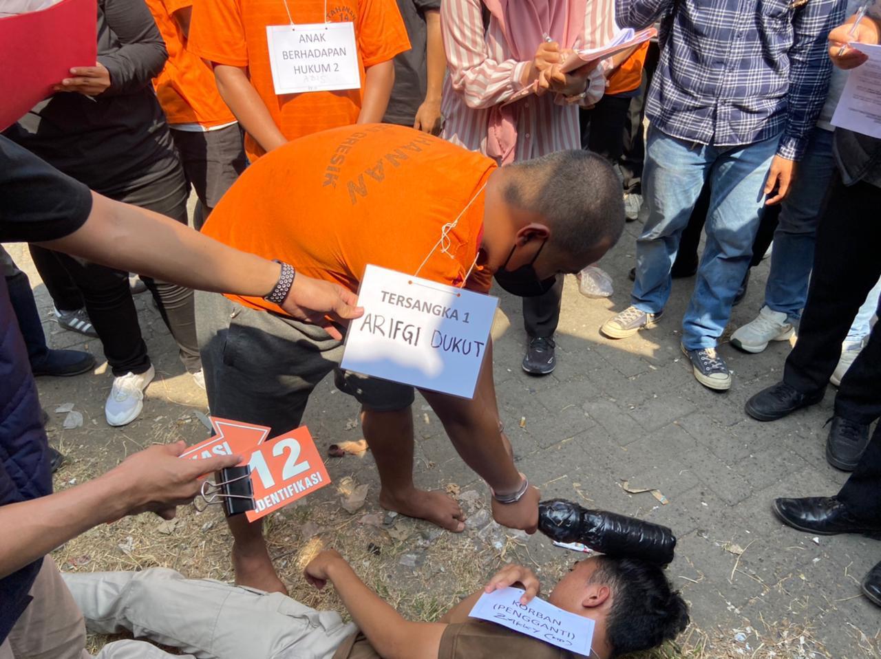 SADIS: Saat Arifgi memukul kepala korban dengan botol kaca hingga tewas di Driyorejo, Gresik.