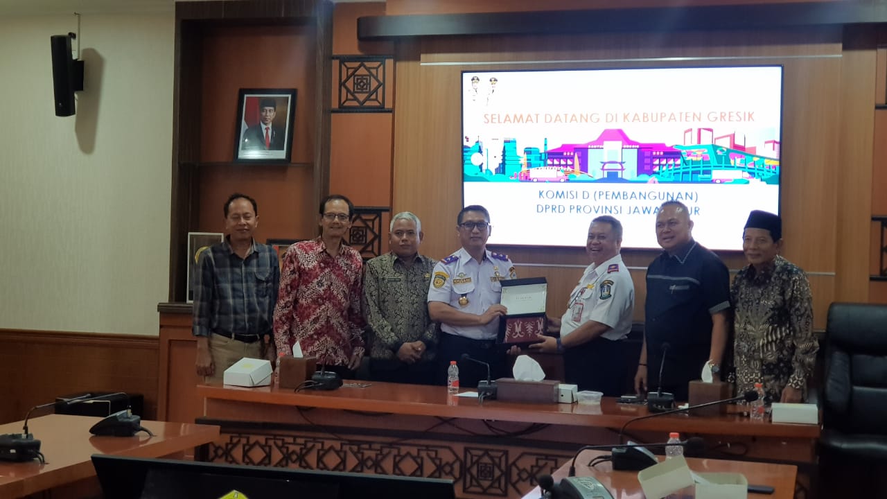 Kepala Dishub Gresik Chusaini bertemu dengan Kepala Dishub Jatim Dr Nyono di Kantor Pemkab Gresik, Jumat (31/5/2024).