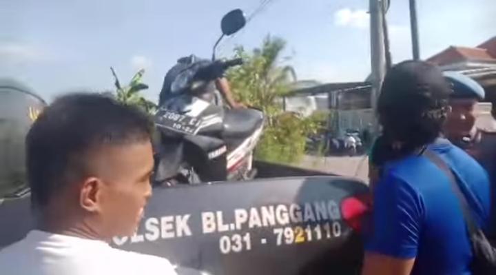 DIAMANKAN: Warga dan anggota Polsek Balongpanggang, Gresik mengamankan pelaku beserta motor milik pelaku untuk dibawa ke Mapolsek Balongpanggang, Gresik.