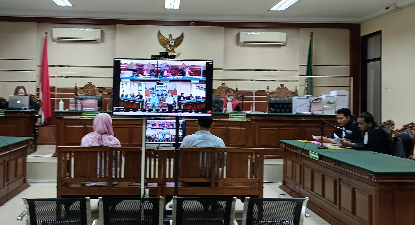 SIDANG: Kedua terdakwa Malahatul Fardah dan Ryan Febriyanto saat menjalani sidang di&nbsp;Pengadilan Tindak Pidana Korupsi Surabaya.
