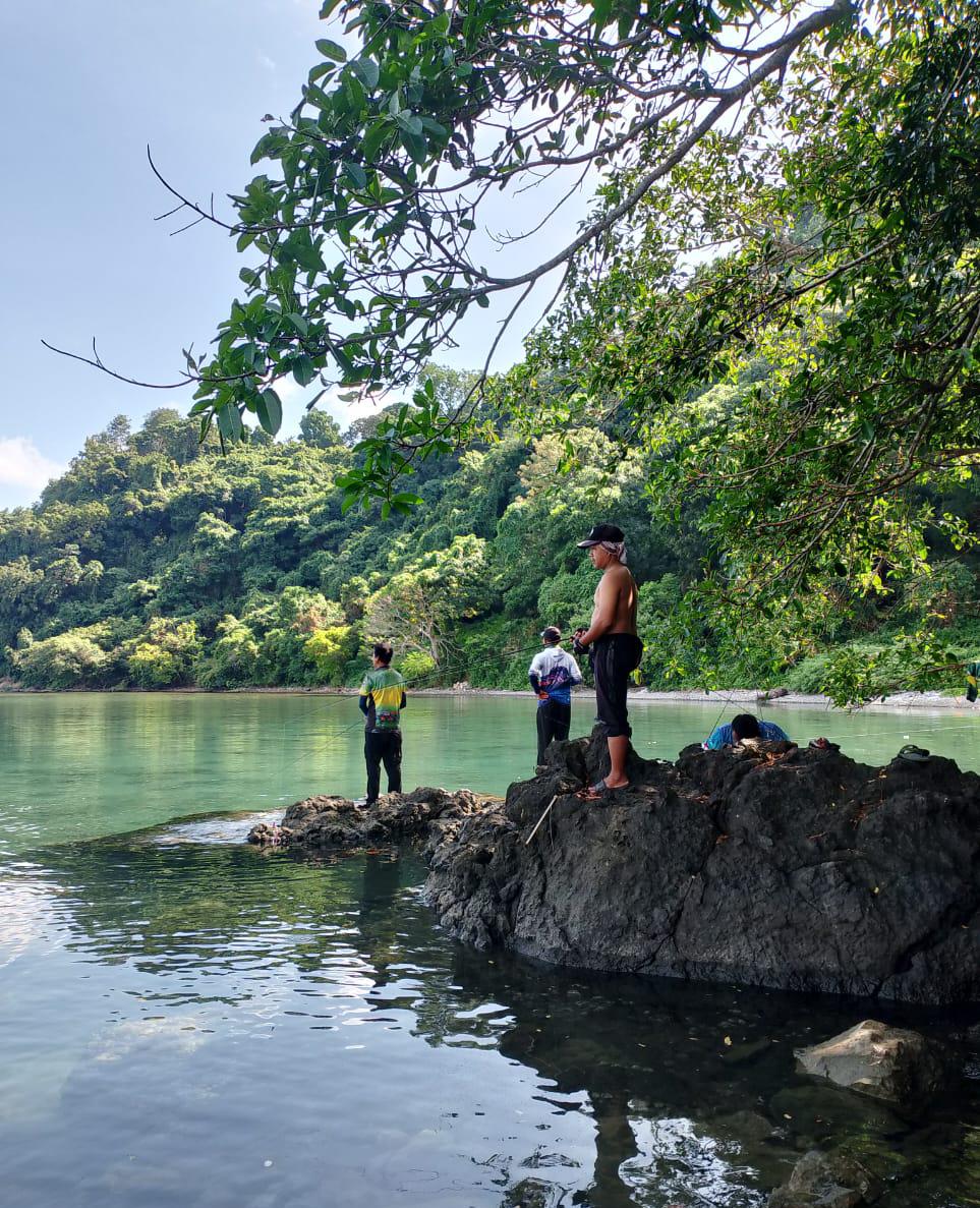 SEJUK : Keindahan pesona wisata pantai Ria di Pulau Bawean Gresik yang sejuk dan cocok buat spot mancing dan snorkeling.
