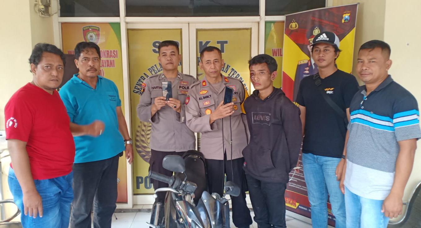 DIAMANKAN : Satu pelaku begal diamankan anggota di Mapolsek Benjeng usai dimasa warga di Benjeng, Gresik.