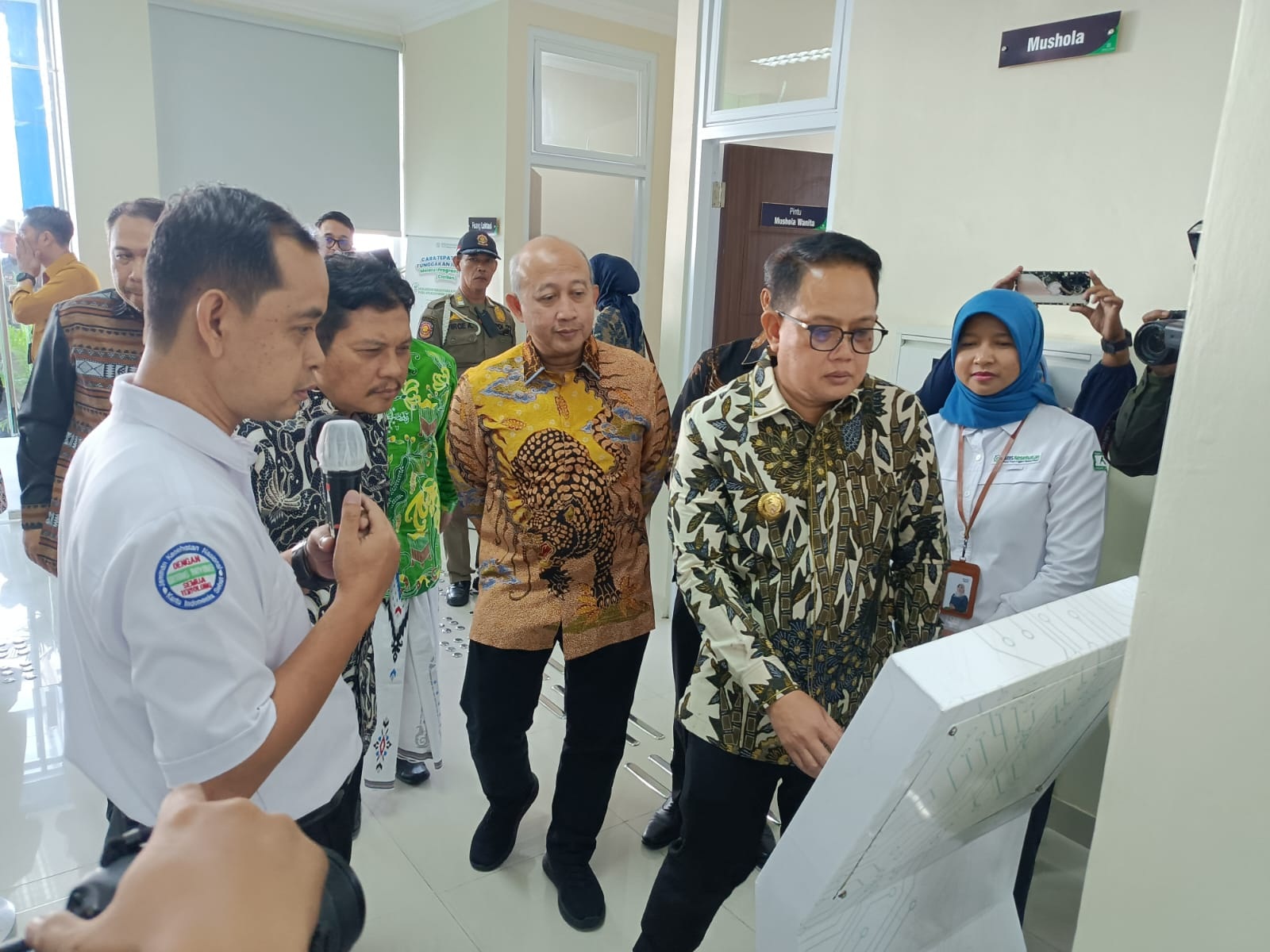 PANTAU PELAYANAN: Pj Gubernur Jawa Timur, Adhy Karyono memantau pelayanan di Gedung BPJS Kesehatan.