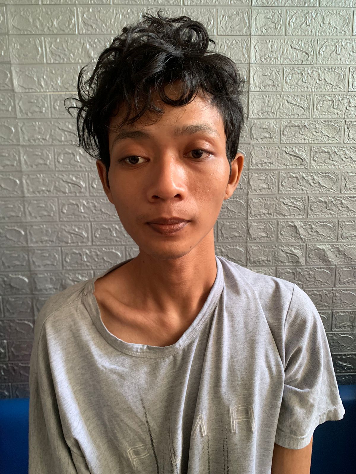 DIAMANKAN: Tersangka Kefin Faresa beserta barang bukti diamankan anggota Satreskoba Polres Gresik.