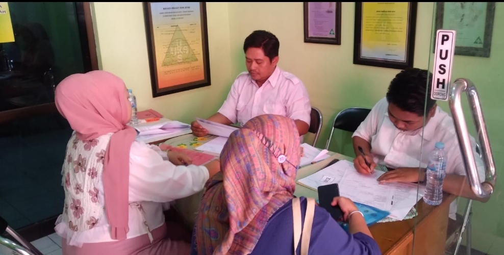 Dispendik Gresik saat menerima pengajuan verifikasi piagam siswa untuk pendaftaran PPDB SMP Jalur Prestasi.
