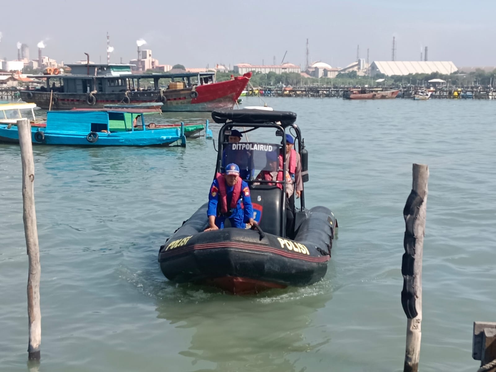 PATROLI LAUT: Anggota Satpolairud Polres Gresik melakukan patroli menggunakan kapal RIB Rigid Inflatable Boat di perairan Kabupaten Gresik.