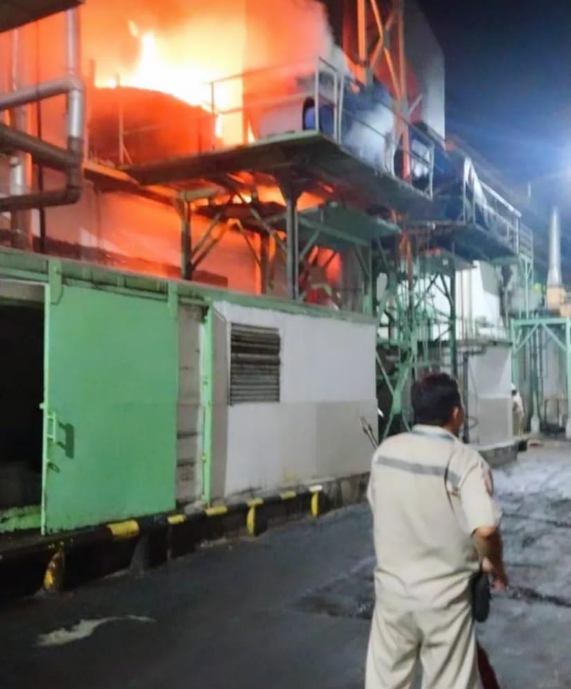 TERBAKAR : Terlihat salah satu mesin produksi minyak dan bumbu milik pabrik mie instan di kecamatan Manyar terbakar