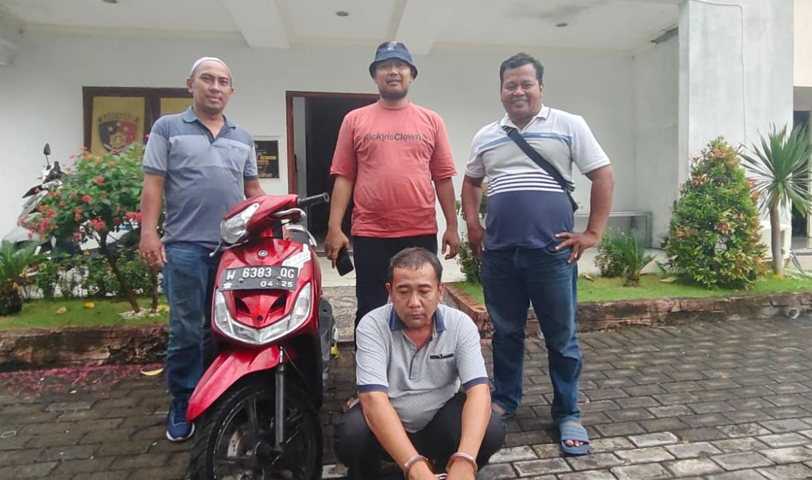 DIAMANKAN : Tersangka Benny Setiawan saat diamankan anggota Polsek Driyorejo, Gresik
