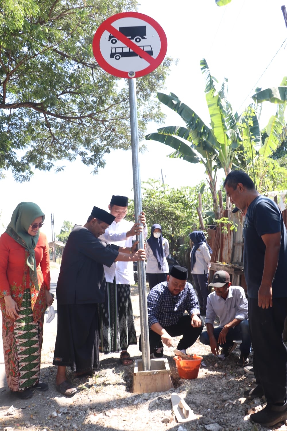 PLANG: Bupati Gresik Fandi Akhmad Yani dan Camat Kebomas Tri Joko Efendi menutup akses Jalan Betiring &ndash; Prambangan, Kebomas, Gresik
