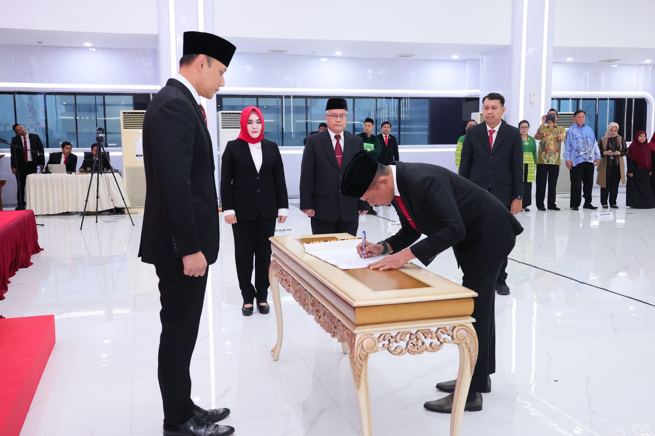 Lawan Mafia Tanah : Menteri ATR/BPN, Agus Harimurti Yudhoyono melantik majelis pembina dan pengawas PPAT Pusat dan Wilayah dikantornya, kemarin
