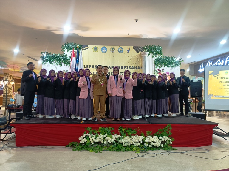 PENUH HARU: Wisuda UPT SDN 16 Gresik, Kepala Dinas Pendidikan Kabupaten Gresik, S.Hariyanto., S.Pd., M.Pd berfoto bersama kepala sekolah dan para guru.