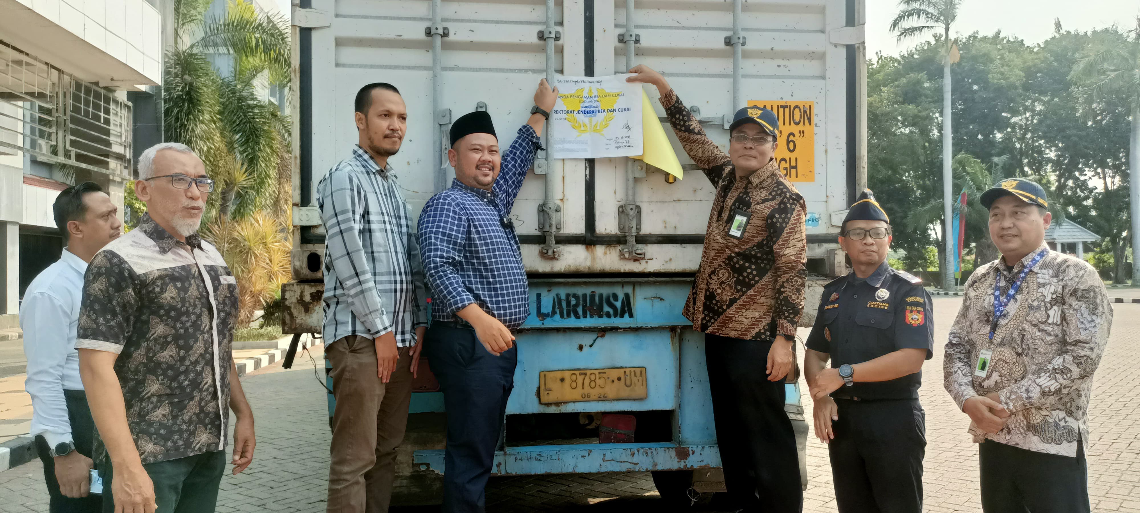 LEPAS: Bupati Gresik, Fandi Akhmad Yani, melepas ekspor perdana sekam bakar ke Nagoya, Jepang di depan kantor Pemkab Gresik pada hari Rabu (5/6).