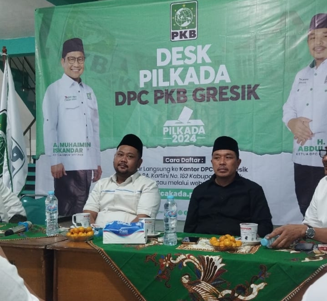 Bupati incumbent Fandi Akhmad Yani saat mengembalikan formulir pendaftaran Bacabup ke DPC PKB Gresik.
