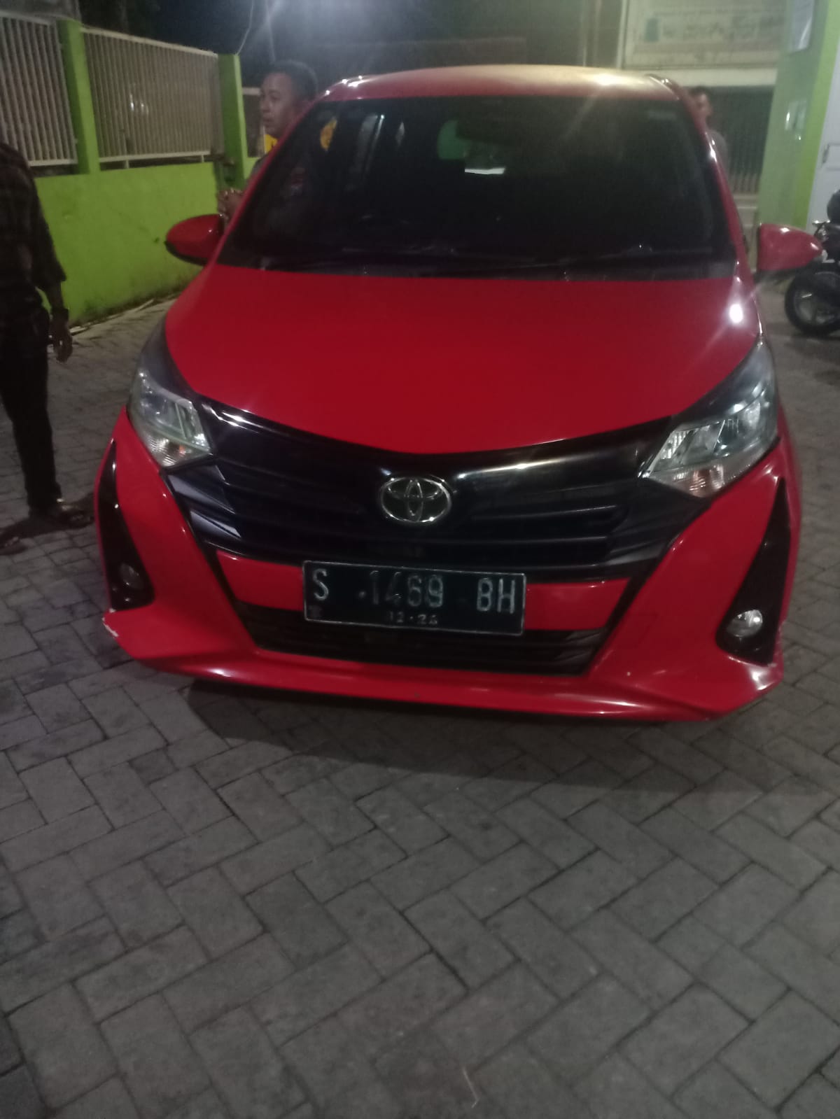 BARANG BUKTI: Mobil korban Toyota calya warna merah beserta barang bukti tali tampar berwarna biru diamanakan di Mapolsek Kedamean.