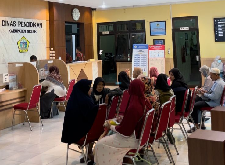 Wali murid pendaftar PPDB Jalur Tahfidz mengambil nilai hasil uji petikan di Kantor Dispendik Gresik.