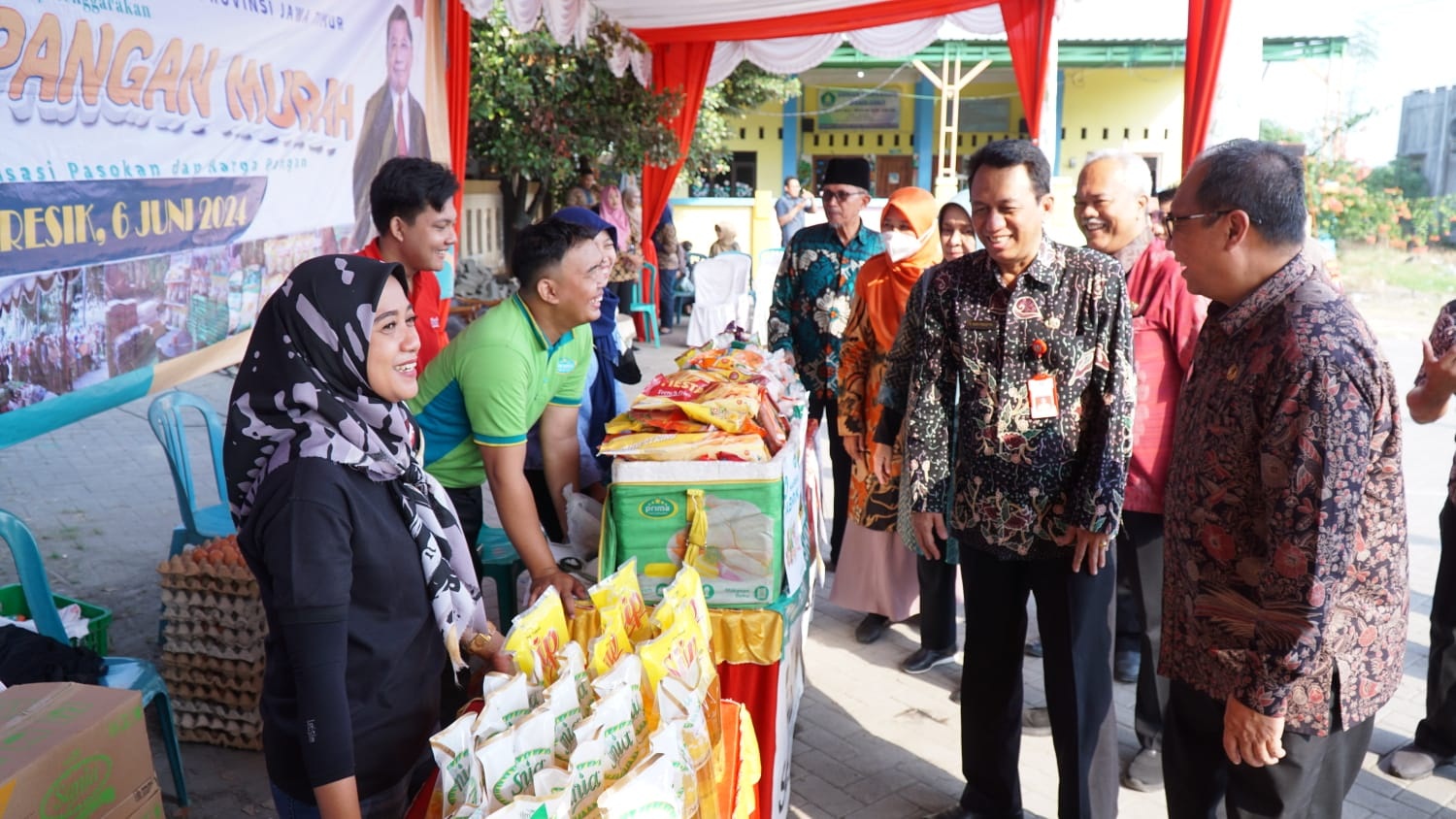 PANTAU: Sekda Daerah&nbsp; Achmad Washil Miftahul Rachman bersama stakeholder saat memantau gerakan pangan murah di Manyar, Kamis (6/6).