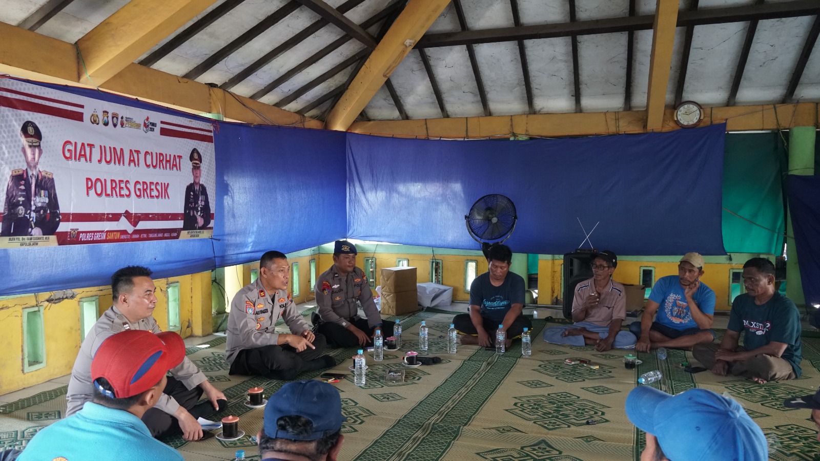 NELAYAN CURHAT: Anggota Polres Gresik mendengar curhat dan aspirasi para nelayan di Balai Purbo, Kelurahan Lumpur, Kecamatan Gresik