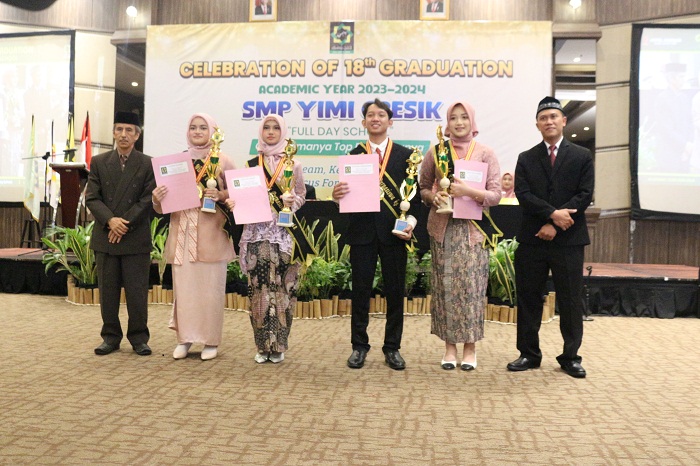 BANGGA: Kepala SMP YIMI Ainun Na&rsquo;im, S.Pd (paling kanan) dan Prof. Dr. Ir. Abdullah Shahab, M.Sc selaku pengawas YIMI (paling kiri) memberikan&nbsp; penghargaan kepada siswa berprestasi.