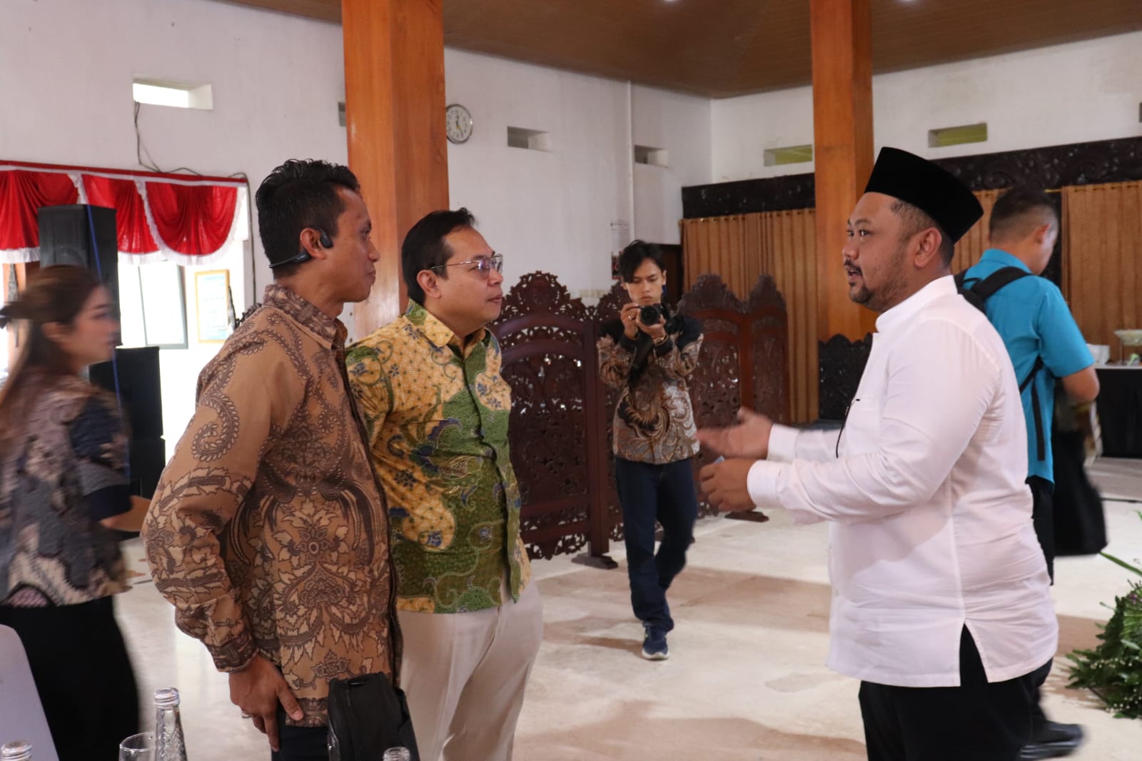 Bupati Gresik Fandi Akhmad Yani bersama Kepala Dinas Lingkungan Hidup Kabupaten Gresik Sri Subaidah, menghadiri kegiatan dialog nasional