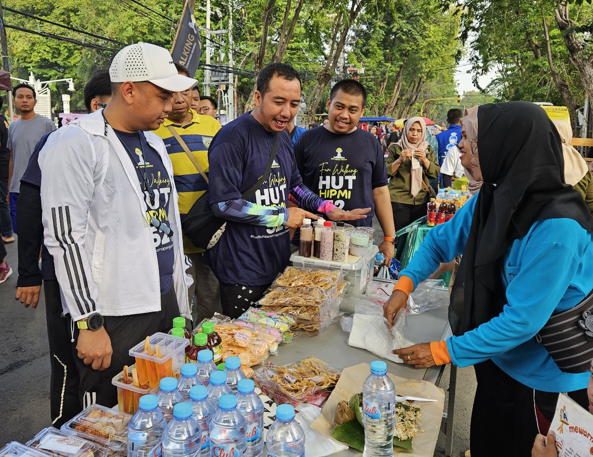 Dukung UMKM : Ketua Badan Pengurus Cabang (BPC) Hipmi Gresik&nbsp;Nur Rachmad Yani Hidayatullah&nbsp;(kiri) dan Anggota DPRD Gresik Terpilih Dimas Setyo Wicaksono memborong dagangan UMKM Car Free Day.