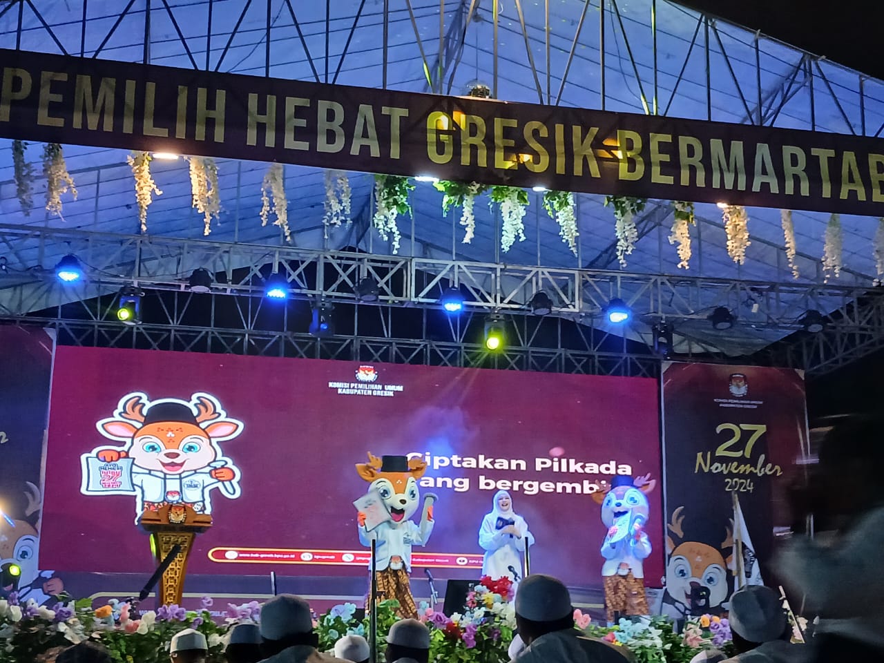 Maskot Cak Rusban diperkenalkan KPU dalam kegiatan Peluncuran Pemilihan Bupati dan Wakil Bupati Gresik 2024 di Lapangan Sunan Giri Manyar Gresik.