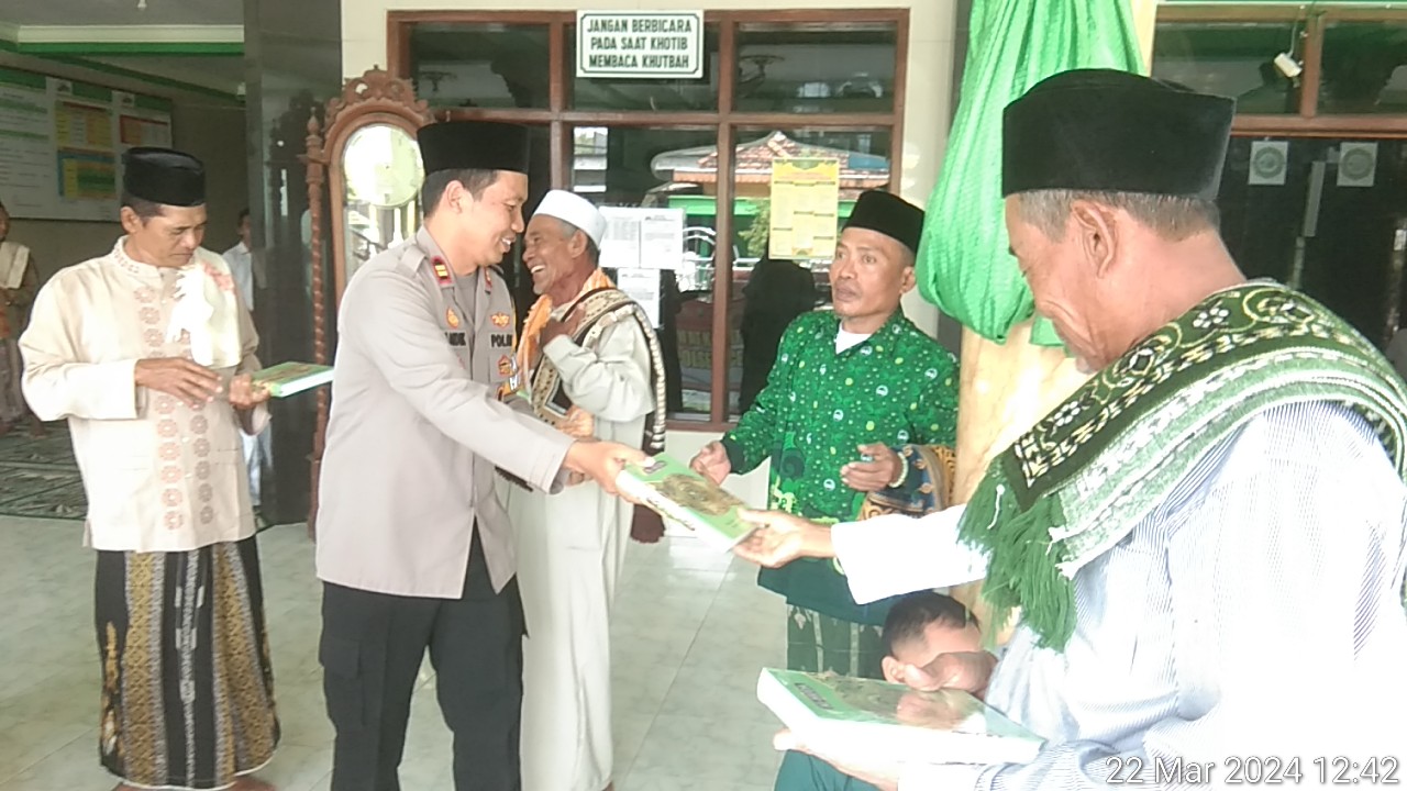 KEAGAMAAN: Kapolsek Cerme Andik Asworo dan jajaranya saat mewakaf ratusan Alaran ke Masjid seluruh Desa di Cerme, Gresik.