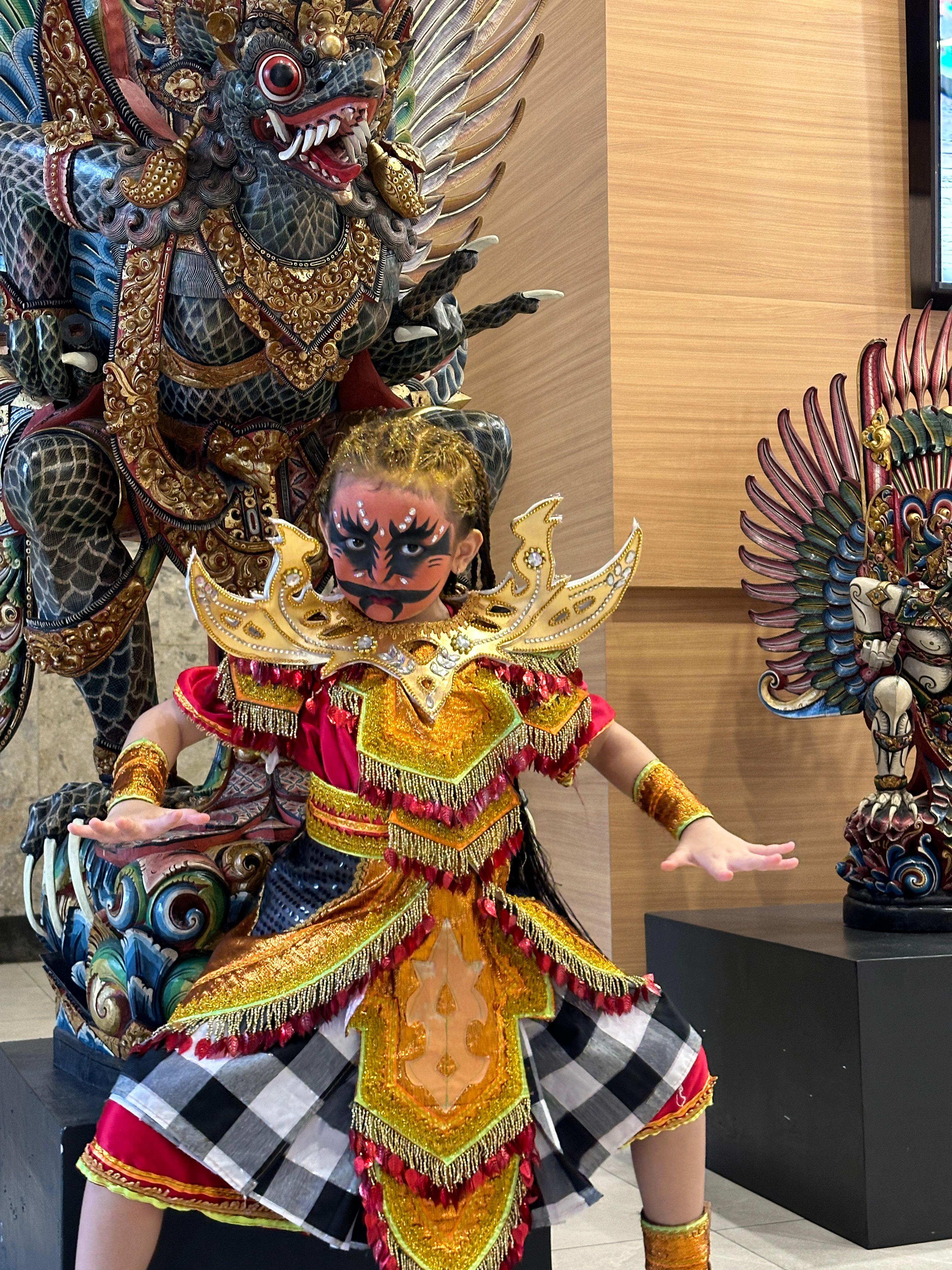 MEMBANGGAKAN: Noemi Hana Setiawan, penari cilik asal Gresik meraih Juara 1 Grand Winner dalam festival Lomba tari kreasi tingkat nasional di TMII, Jakarta.