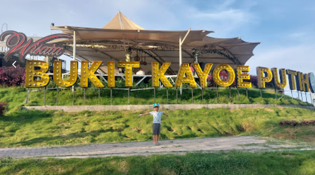 MAKIN RAMAI: Wisata bukit kayoe putih di area perbatasan Gresik - Lamongan makin diburu oleh masyarakat
