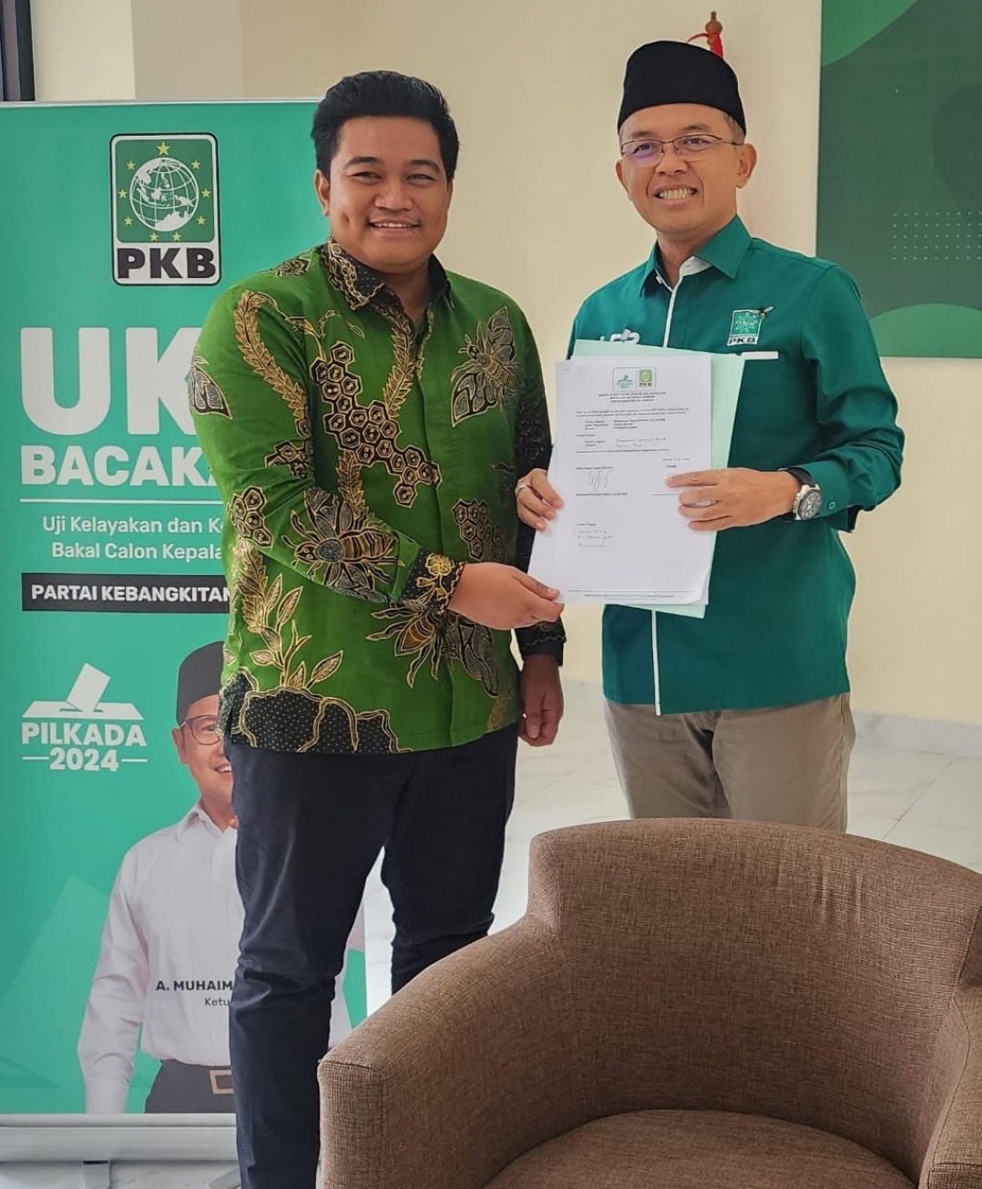 Bacabup Syahrul Munir terlihat berfoto bersama anggota Dewan Syuro KH. Maman Imanul Haq di Kantor DPP PKB.