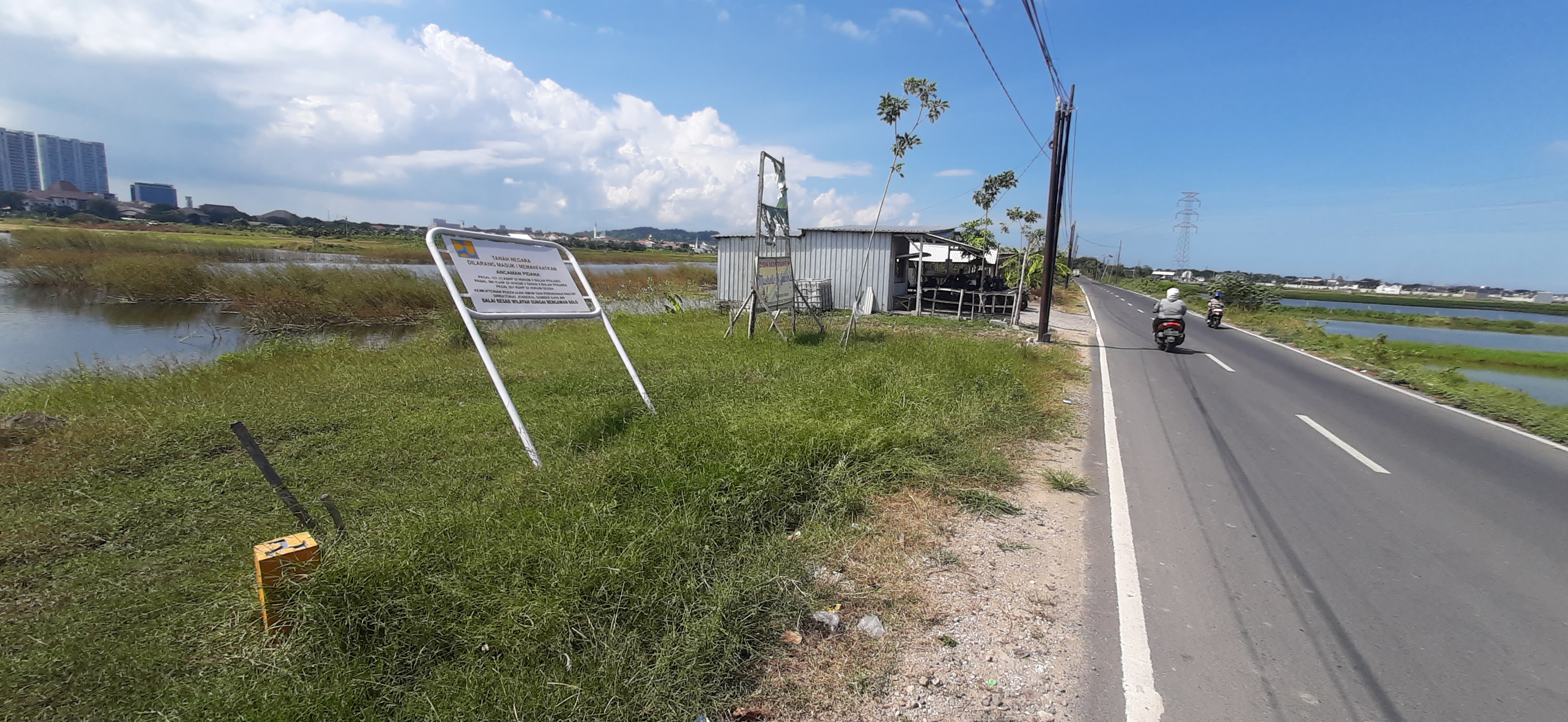 Puluhan pedagang menempati sempadan Waduk Bunder Gresik bakal ditertibkan BBWS Bengawan Solo.