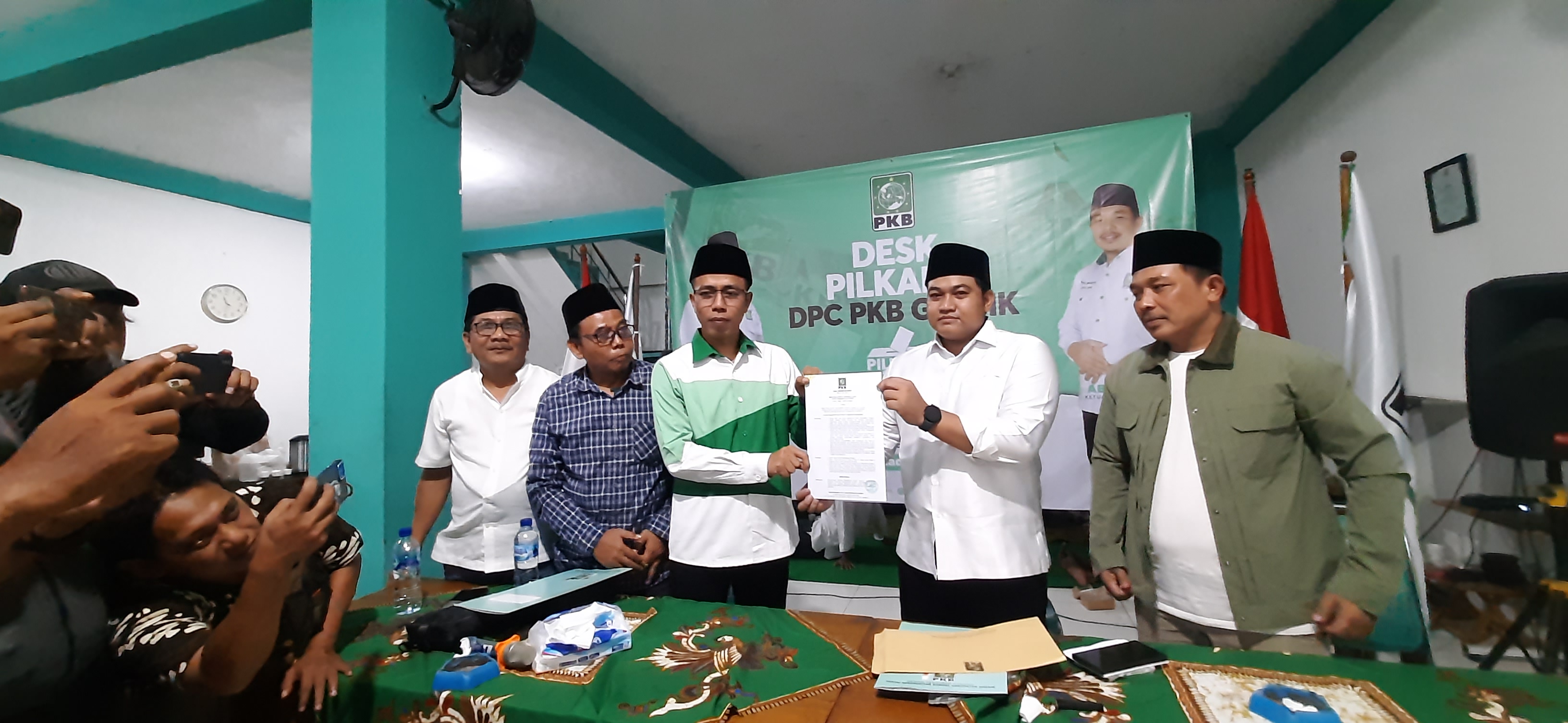 Bendahara DPW PKB Jatim saat menyerahkan surat rekomendasi tahap pertama kepada Bacabup Gresik Syahrul Munir.