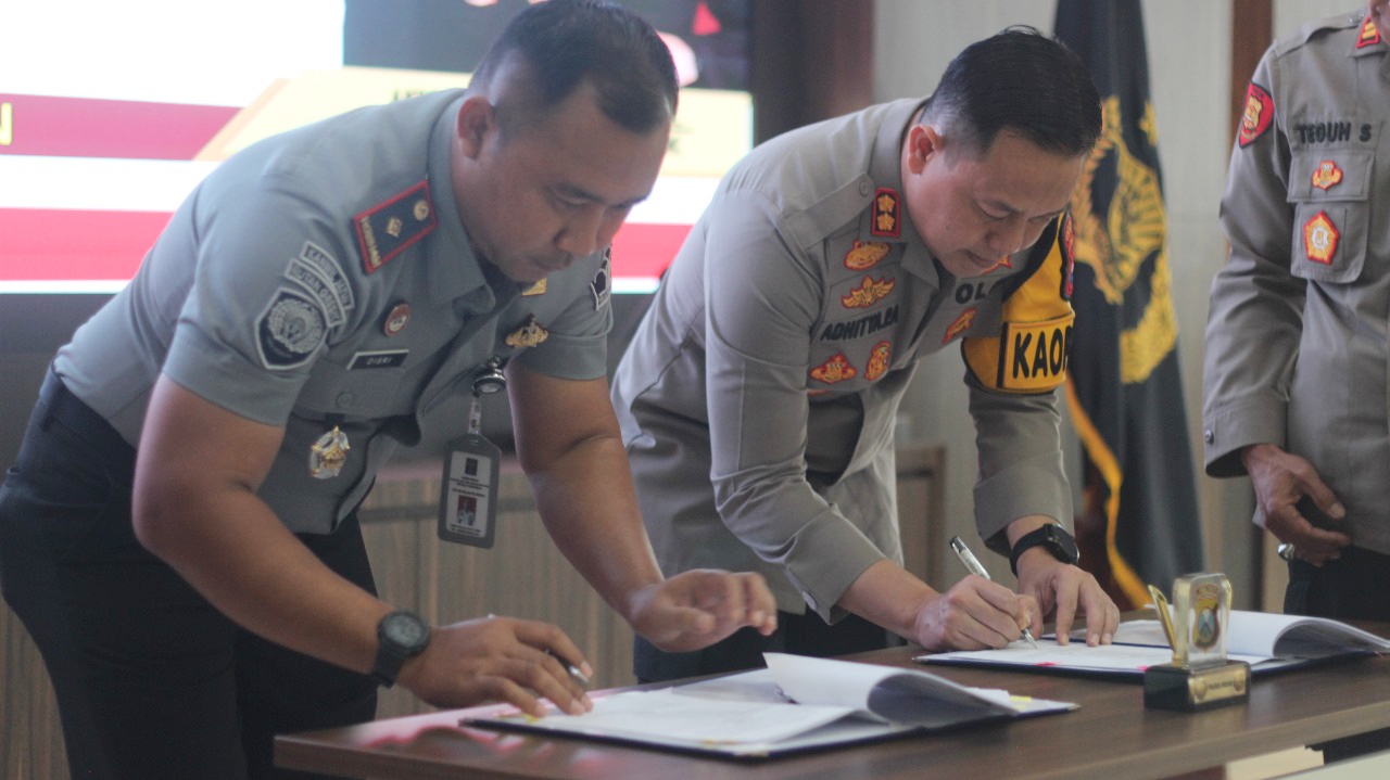 FOTO BERSAMA : Kepala Rutan Kelas IIB Gresik Disri Wulan Agus Tomo bersama Kapolres Gresik AKBP Aditya Panji Anom foto bersama usai melakukan MOU didampingi staf jajaran Polres Gresik dan Rutan Kelas