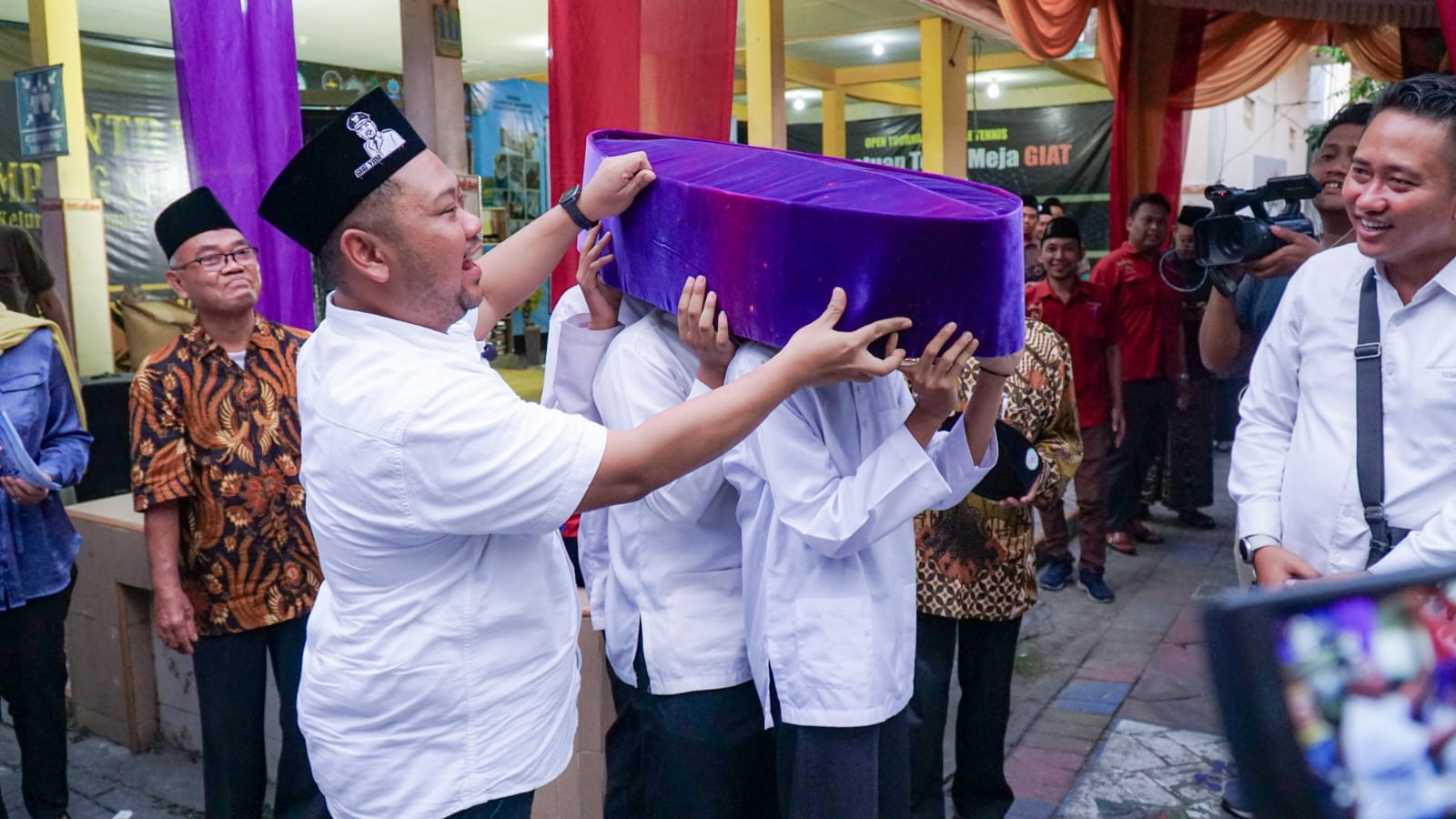 NAWA KARSA GEMA KARYA: Bupati Gresik Fandi Akhmad Yani saat mengunjungi sentra songkok Kemuteran.