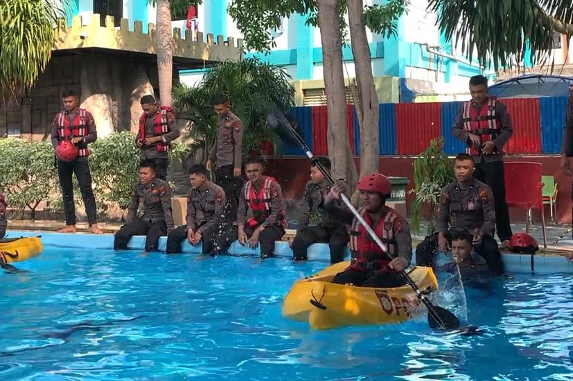 LATIHAN: Anggota Satuan Samapta Polres Gresik menggelar latihan SAR untuk pertolongan korban tenggelam.