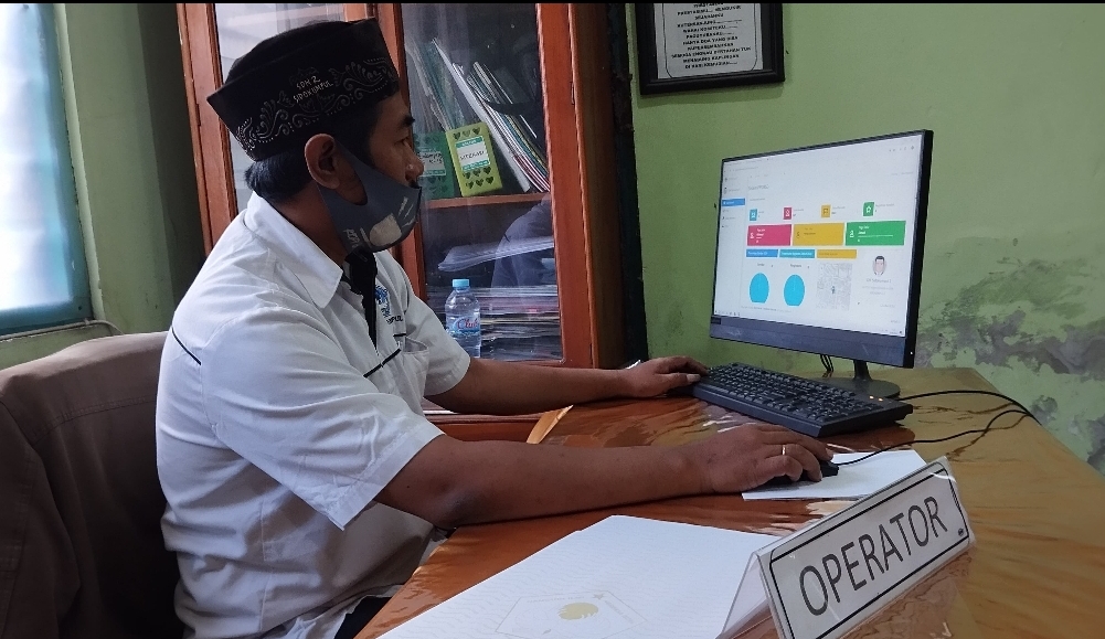 Operator UPT SDN 6 Gresik memantau pendaftar online Jalur Afirmasi dan Perpindahan Orang Tua.