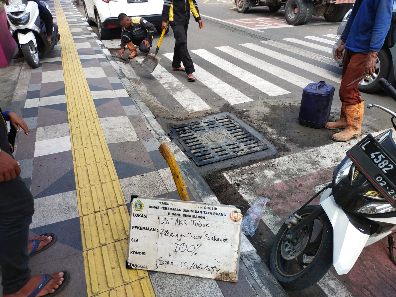 TANGGAP-URC DPU Gresik saat melalukan perbaikan kerusakan Jalan AKS Tubun beberapa waktu lalu.