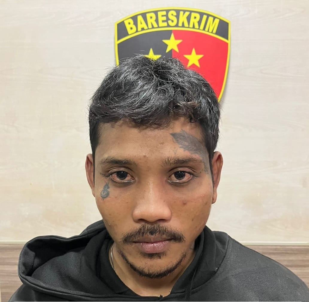 DIAMANKAN: Satu tersengka M. Dwi Yuliansah diamankan di Mapolres Gresik.