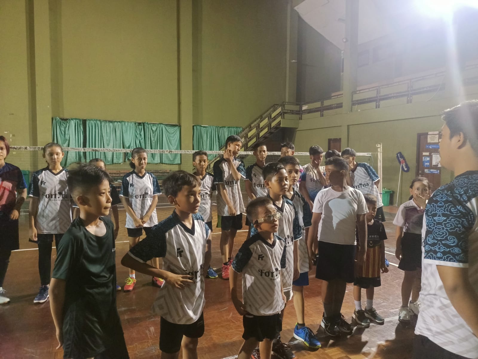 MAKIN BERSINAR: Para siswa PB Fortuna BC latihan di Gor Giri Krida, kemarin.
