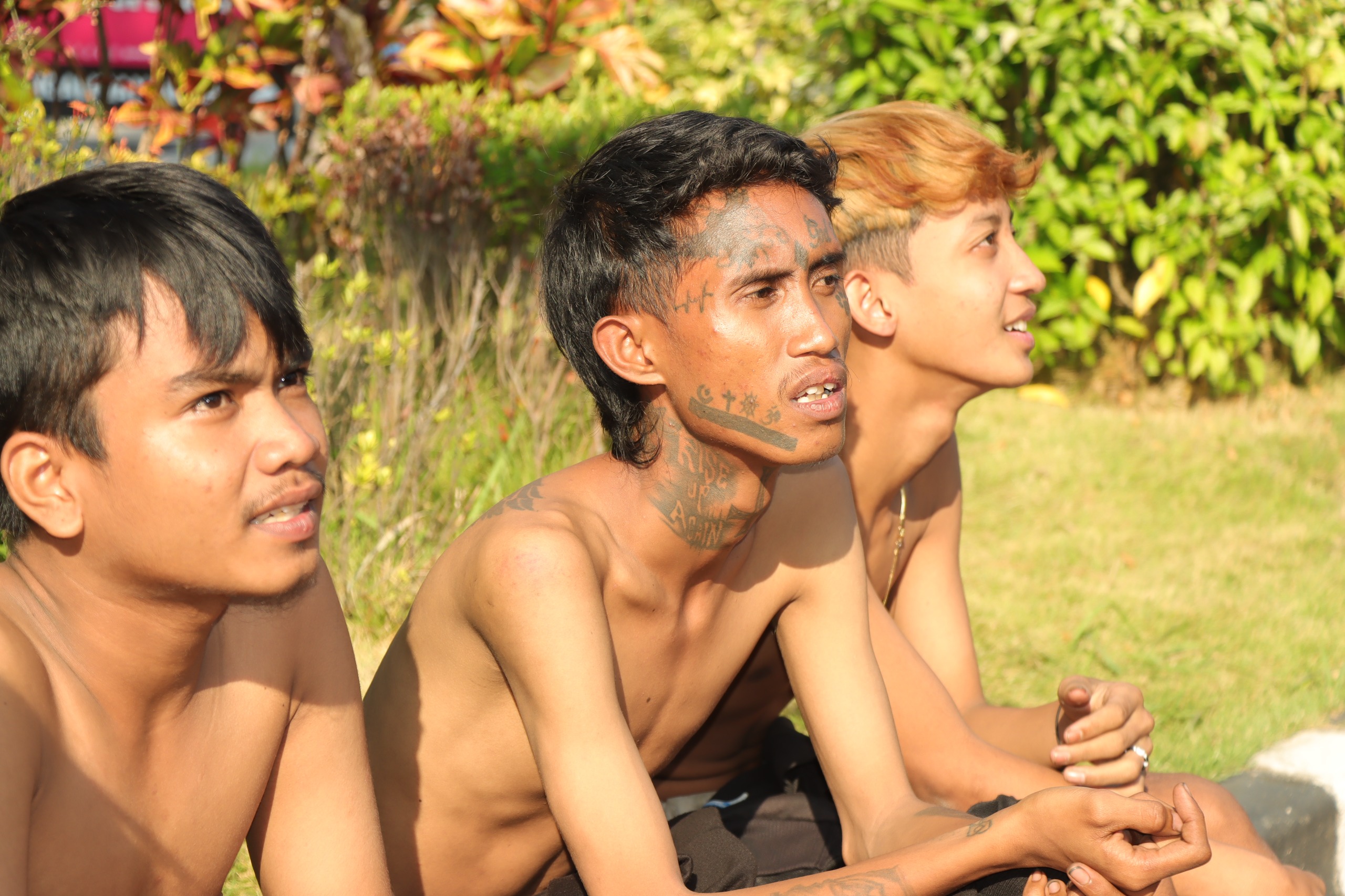 DIAMANKAN : Enam Anggota gengster dan barang bukti sajam diamankan anggota Polres Gresik usai menculik dan menganiaya korbannya.