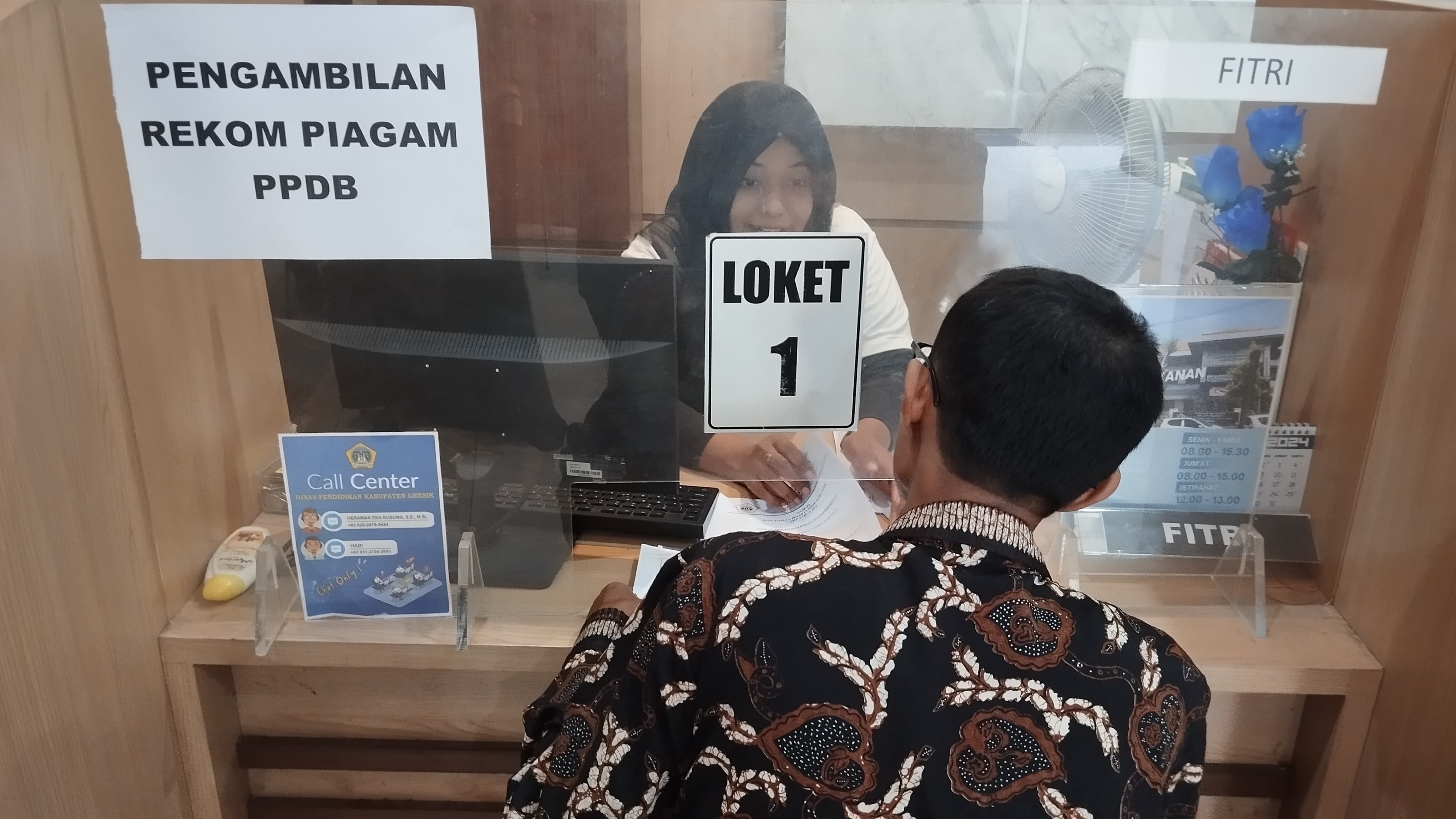 Wali Murid saat mengambil nilai piagam prestasi di Kantor Dispendik Gresik beberapa waktu lalu.